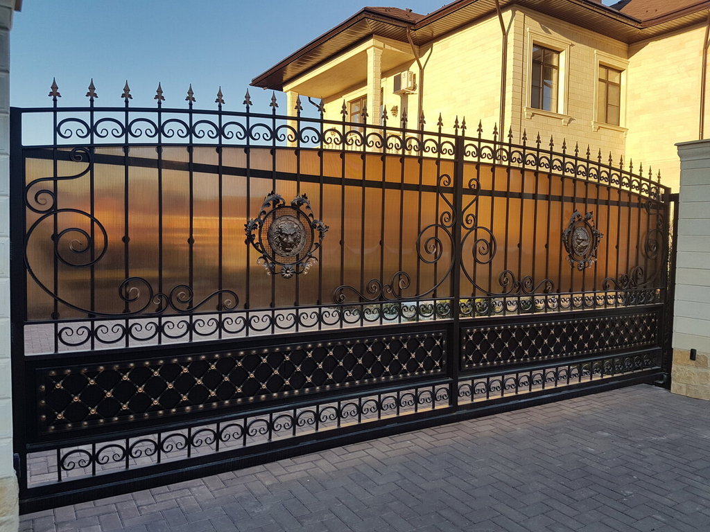 Откатные ворота с ковкой в Хабаровске