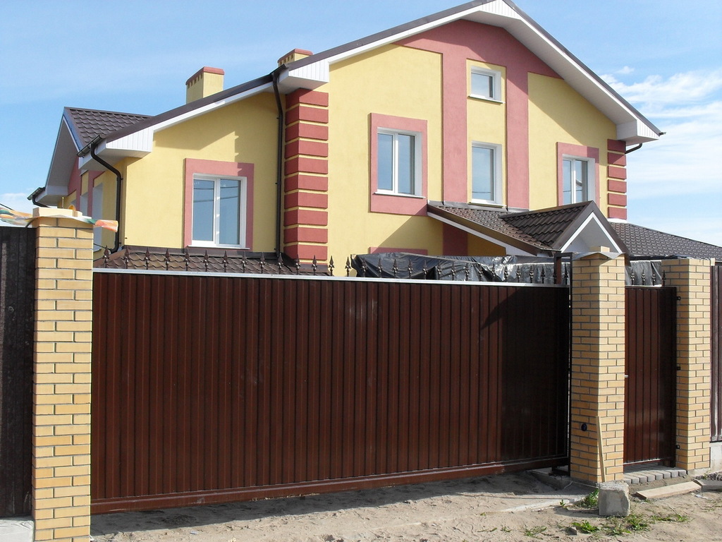 Откатные ворота из профнастила в Хабаровске