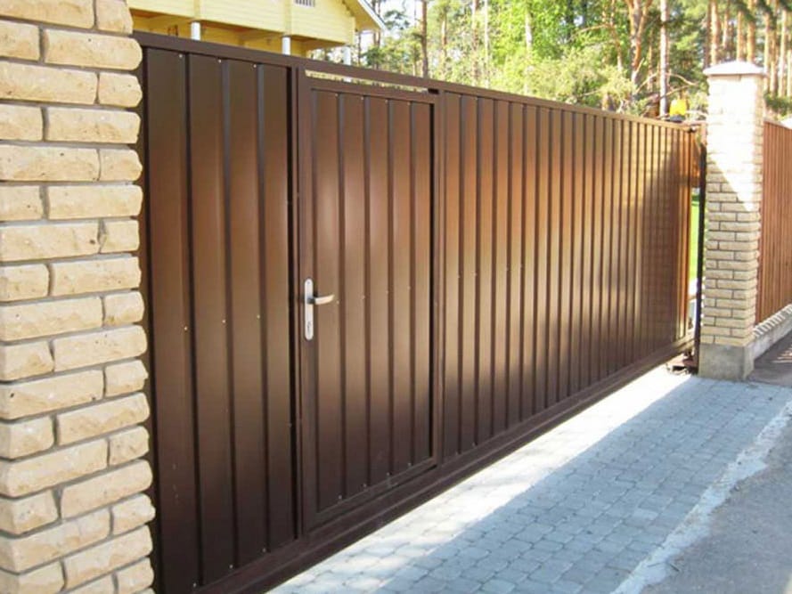 Откатные ворота с калиткой в Хабаровске