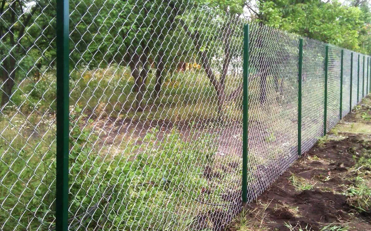 Забор из сетки рабица в натяг