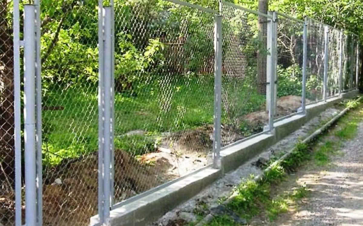 Забор из сетки рабица секционный на ленточном фундаменте